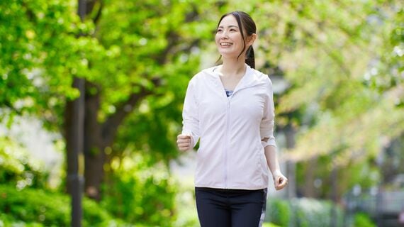 ウォーキングする女性