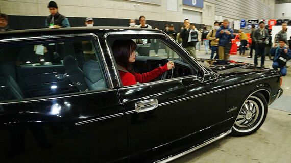 クラシックカー専門誌「ノスタルジックヒーロー」などが主催する、日本最大級のクラシックモーターショー「ノスタルジック2デイズ」。そのイベントでは、読者応募から選ばれた10台を展示する“選ばれし10台”という企画があり、走行しながら入場することが恒例行事になっている