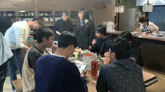 学生でにぎわう食堂