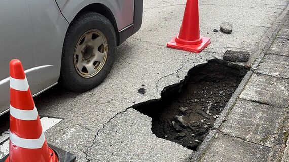 地盤の液状化によるとみられる陥没の例