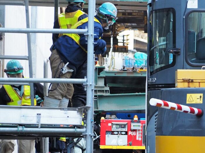 上空に障害物がある部分の工事桁は撤去の後、