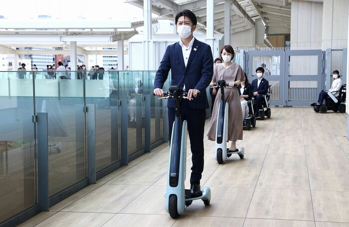 トヨタ自動車の立ち乗り型「歩行領域EV」