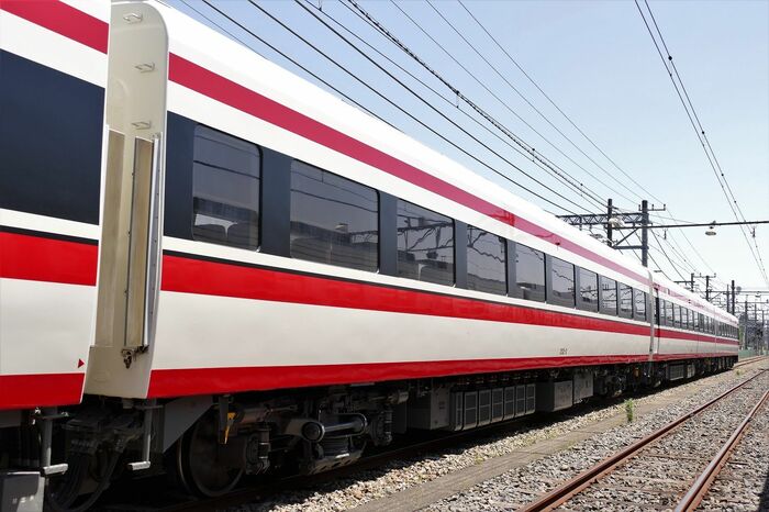 ４号車は側面にドアが１つもない