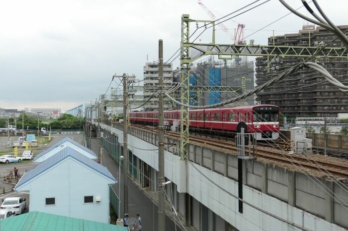 奥に建設中のマンションが見える