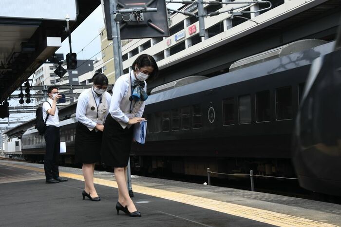 訓練列車を出迎える客室乗務員