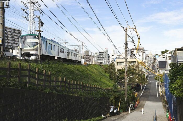 池上線沿線には意外と坂が多く、電車は築堤をゆく