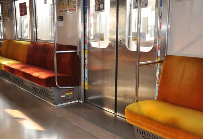 座席端の仕切りは別タイプもある。初期の車両は