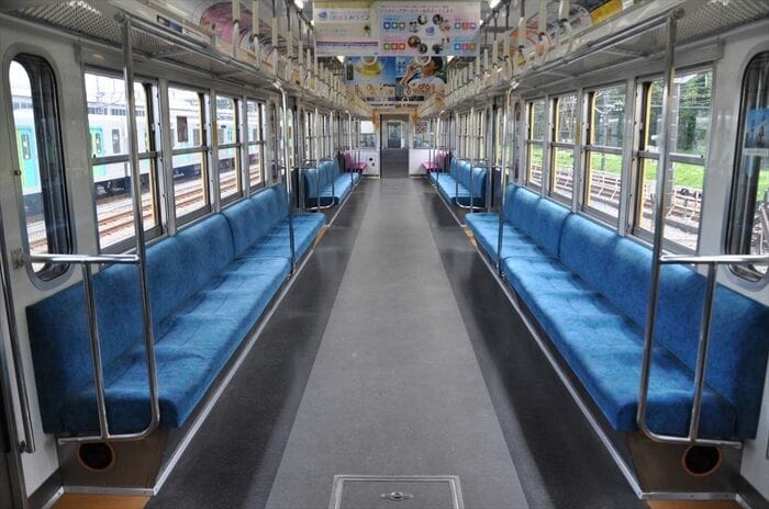 車内はリニューアルされ、青いシートが並ぶ