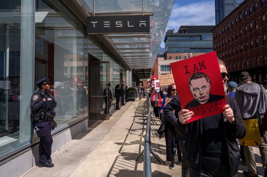 ニューヨーク・テスラ店舗前の抗議デモ（写真：Bloomberg）