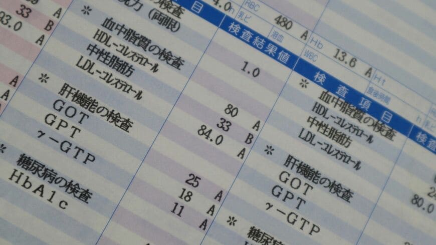 お酒を飲む飲まないに関係なく起こるのが「脂肪肝」……（写真：masamasa2／PIXTA）この記事の画像を見る(◯枚)