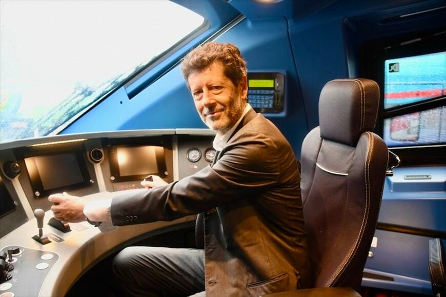 「フレッチャロッサ1000」の運転席に座る、日立の鉄道事業を率いるジュゼッペ・マリノ執行役専務（記者撮影）