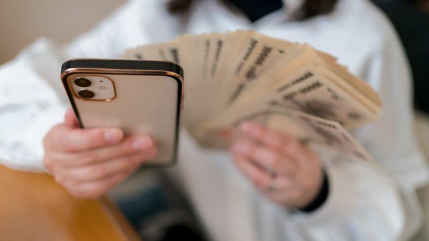 “今年こそ貯めたい”と思っている人へのおすすめアイテムが、家計簿アプリです（写真：mits／PIXTA）