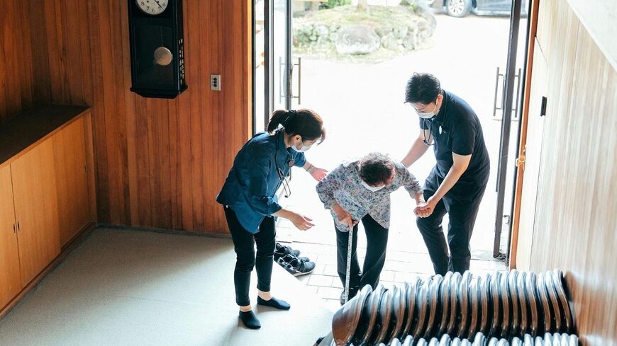 人生最期の願いを叶える、「かなえるナース」の前田和哉さん。終末期を幸せに過ごすための方法を聞きました。「外部の看護サービスを利用すれば、闘病中でもお出かけできる」と前田さんは言います（写真：かなえるナース提供）