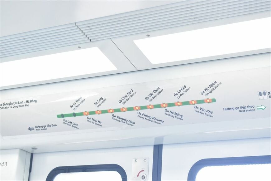 ハノイ2A号線のドア上にある路線図（筆者撮影）