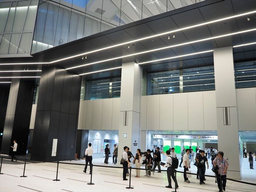 虎ノ門ヒルズ駅の「駅前広場」。2階のように見えるのが地下1階ホームだ（記者撮影）