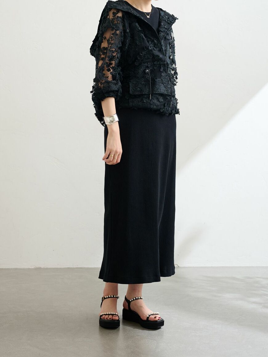 足首上の丈のスカートに合わせて