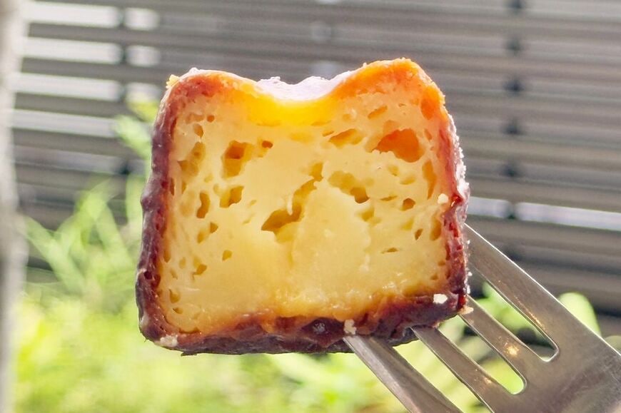 カヌレの断面。もちもちさ伝わるでしょうか？（筆者撮影）