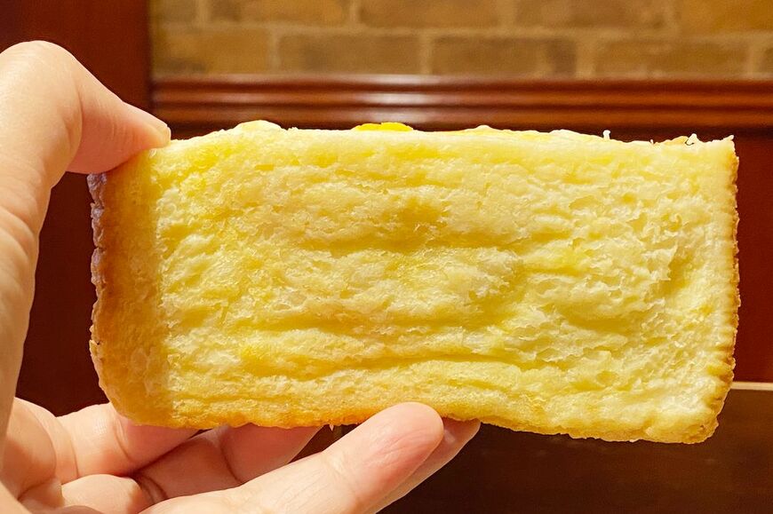 あさごぱんの裏面はフレンチトースト。卵液で表面の乾燥を防ぎ、旨味を閉じ込めます（筆者撮影）