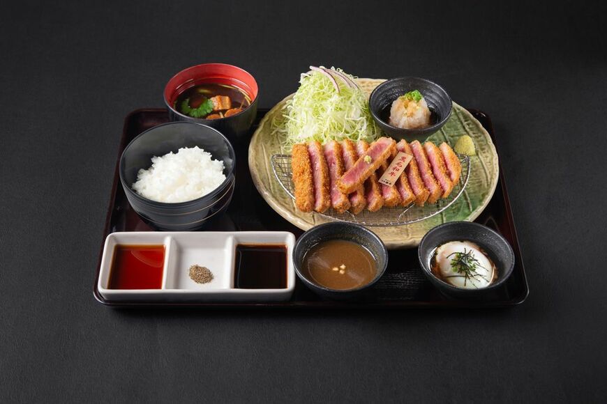 繊細かつジューシーな味わいがインバウンドに人気の高い、黒毛和牛サーロインカツ京玉膳。だしに温泉卵を浮かべた「京玉」も名物の1つ（写真提供：ゴリップ）