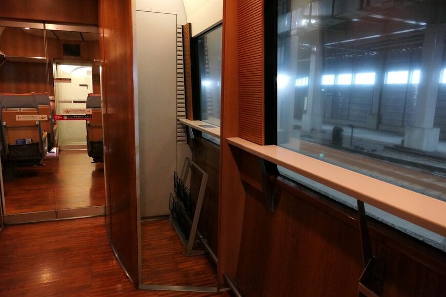 8号車のカウンター横通路（記者撮影）