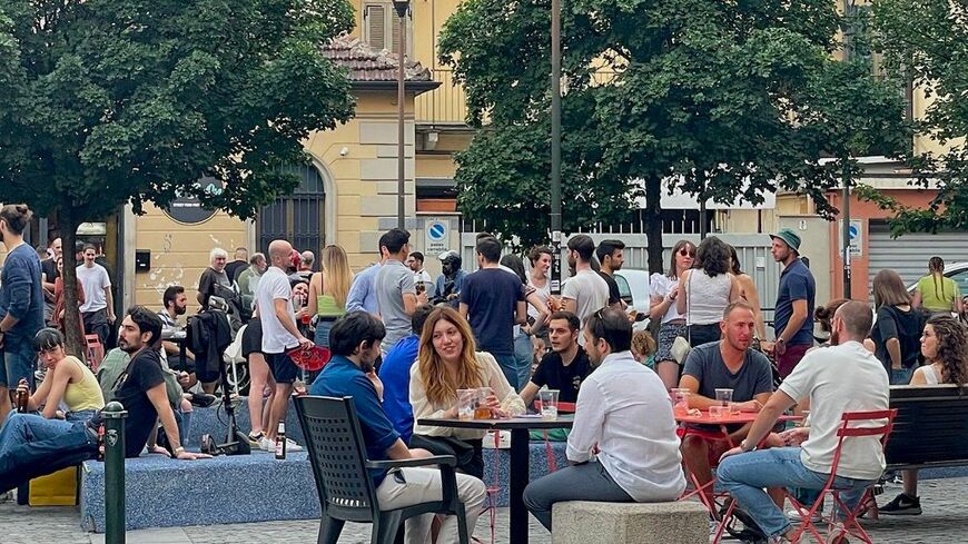 6月初旬、トリノの若者に人気のゾーンに集まる人々（筆者撮影）