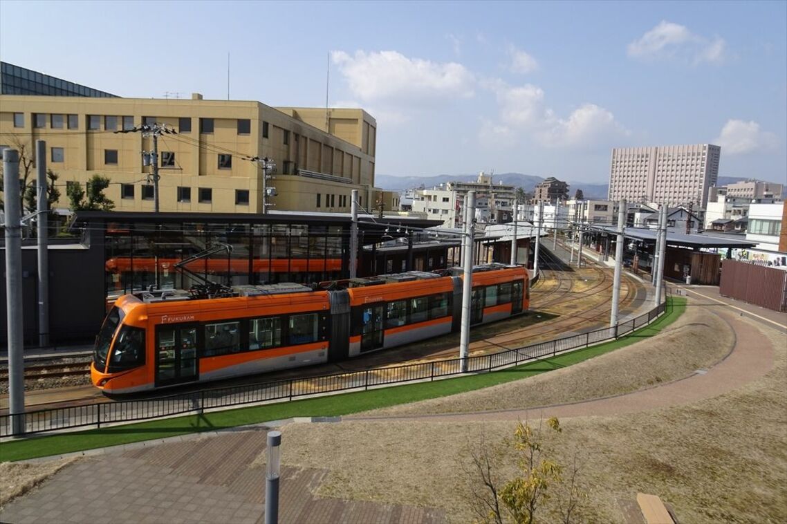 福鉄とえちぜん鉄道が接続する田原町駅。