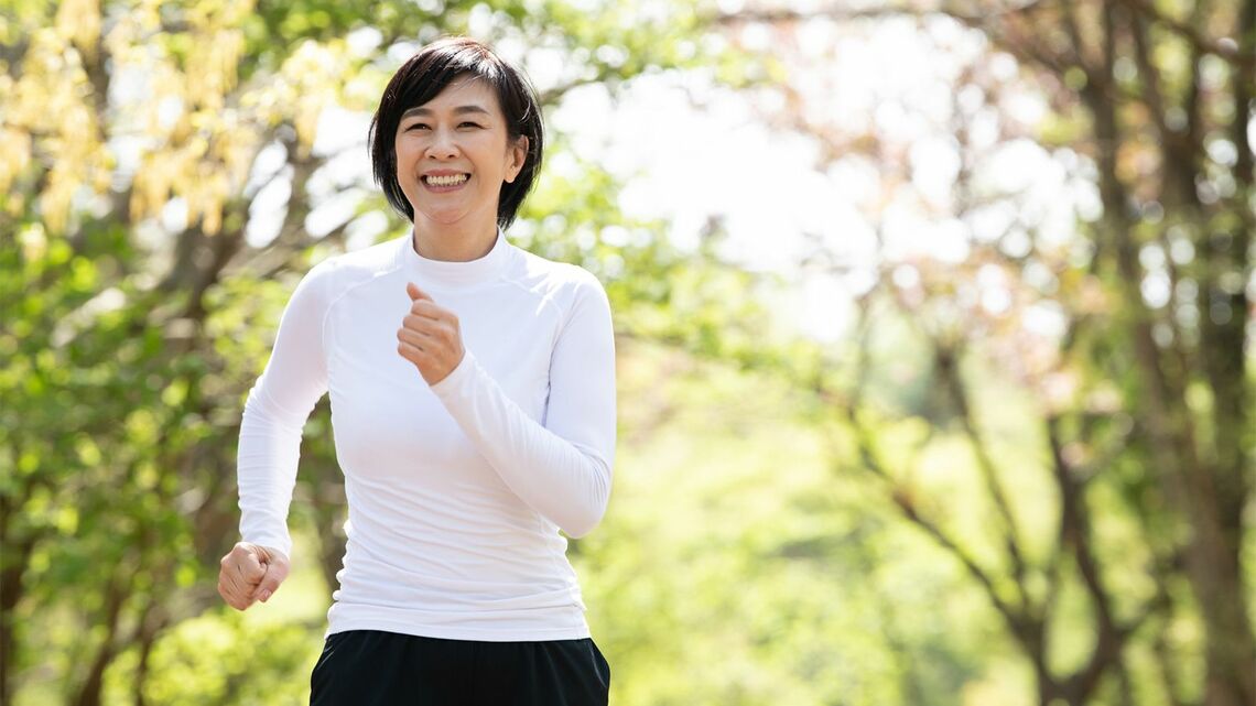 心臓リハビリにおいて、歩くことに勝る有酸素運動は存在しません（写真：プラナ／PIXTA）