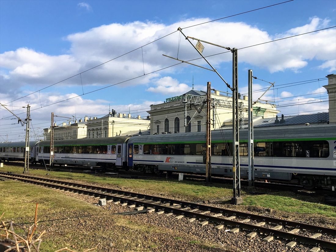 プシェミシル駅を出発するポーランドの列車（筆者撮影）