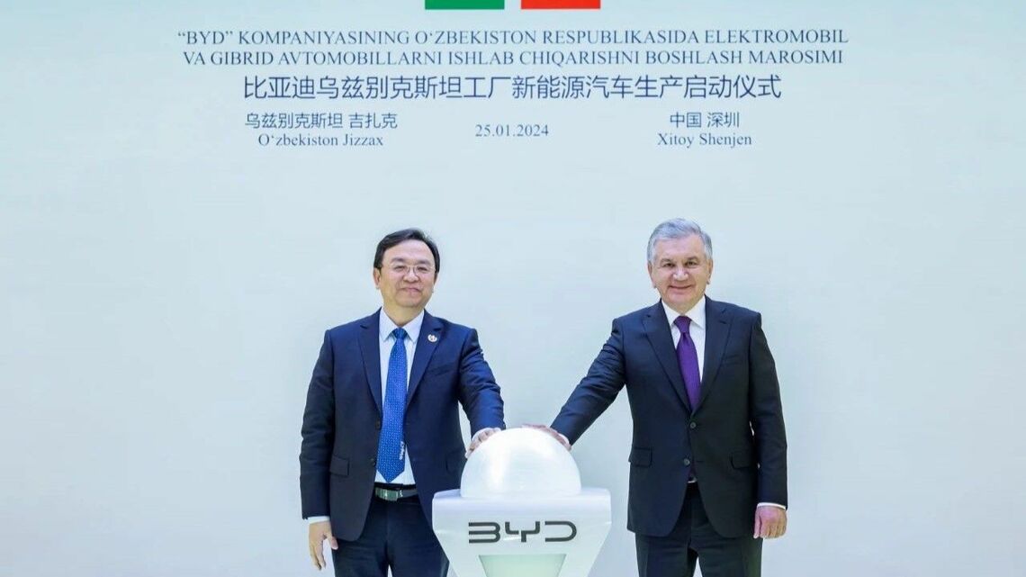 新興国市場の開拓はBYDの成長継続のカギを握る。写真は2024年1月、ウズベキスタン工場の竣工式典に出席した同国のミルジヨエフ大統領（右）とBYDの王伝福･董事長（同社ウェブサイトより）