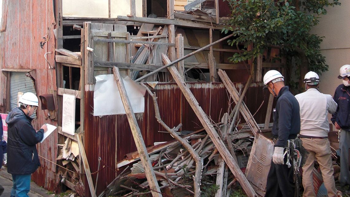 行政代執行で解体処分となった東京都葛飾区の空き家（写真：時事）