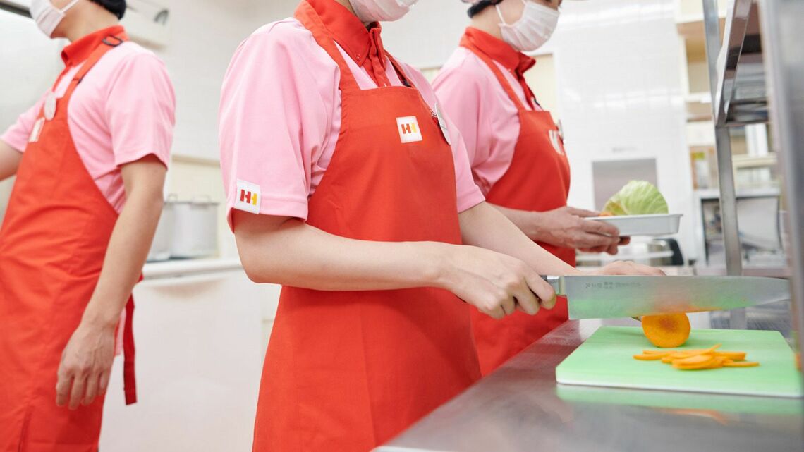 開店前の野菜カット