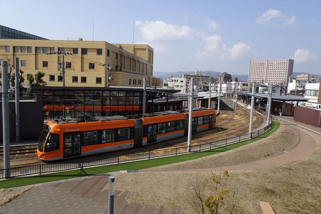 福鉄とえちぜん鉄道が接続する田原町駅。右がえちぜん鉄道のホームだ（撮影：南正時）