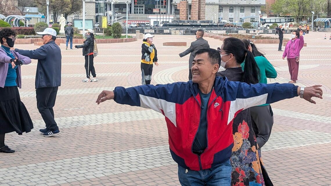広場で踊る人