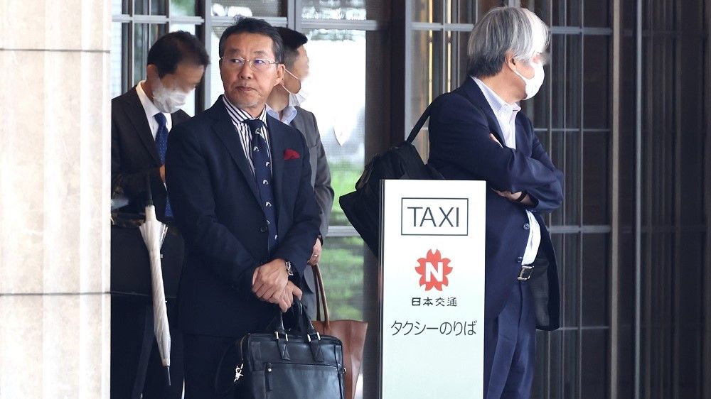 「残念ですね」と言い残し、株主総会の会場から立ち去るシティインデックスイレブンスの福島代表（撮影：尾形文繁）