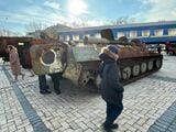 キーウ市内の広場。破壊されたロシア軍の戦車と攻撃を受けたウクライナ鉄道の客車が展示されている（写真：原忠之）