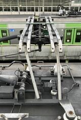 架線トラブルで損傷した山手線のパンタグラフ。左側のホーンと呼ばれる部分が曲がっている（写真：JR東日本提供）