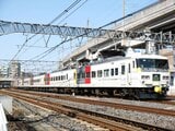 リニューアルで黄色・グレー・赤の「ブロックパターン」塗装になった185系200番台（撮影：南正時）