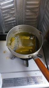 ミガキニシンを番茶で煮る（写真：中山さん提供）