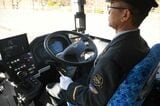 自動運転中の様子。運転手はハンドルから手を離している（記者撮影）