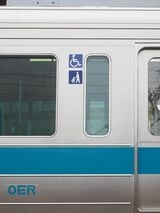 車いす・ベビーカー用スペースを示す車外のマーク（記者撮影）