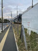 京葉線の高架沿いにある線増用地。「千葉県企業局」の看板が立っている（筆者撮影）