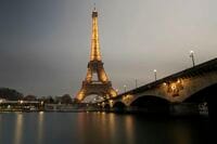 エッフェル塔の土台囲む防弾ガラスの壁計画 高さは2.5メートル､仏が｢テロ対策｣強化へ