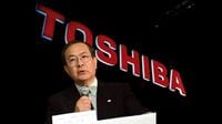東芝 債務超過回避の危うい綱渡り 巨額の子会社売却益で最悪の事態回避を狙う