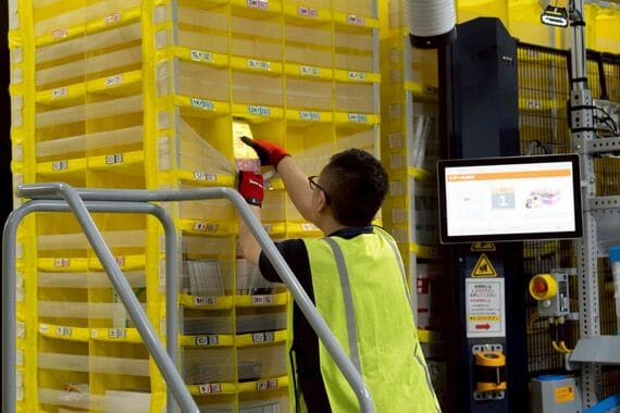 注文に応じて、作業者のもとに商品が入ったポッドがやってくる（写真：Amazon提供）