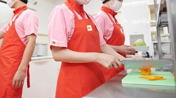 開店前の野菜カット