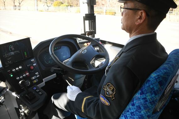 JR西日本 自動運転バス 運転手