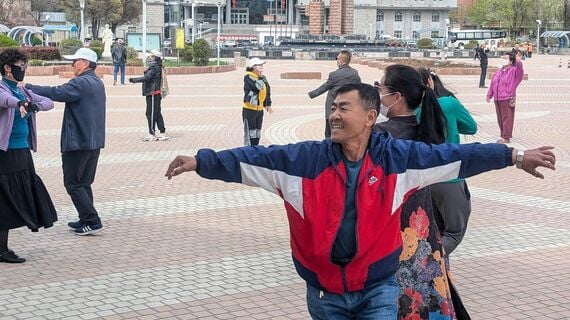 広場で踊る人