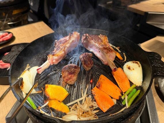 ラム肉を焼いている様子