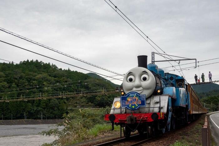 塩郷の吊橋をくぐる、トーマス号