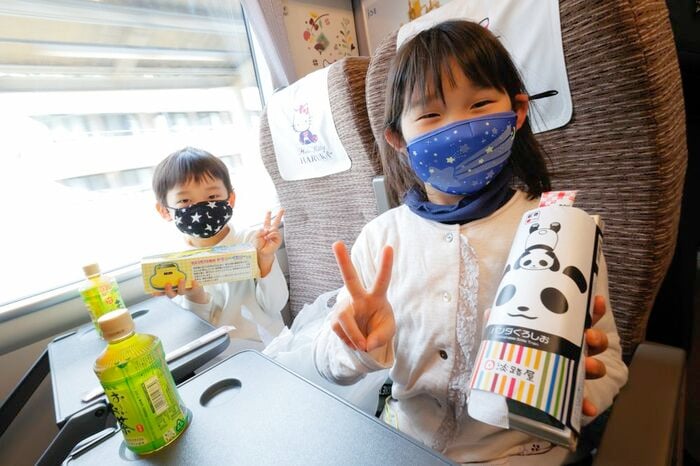 日根野を目指す車内では昼食タイム。　大人・こども・幼